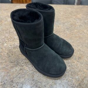 UGG Classic Short Boots Black Kids Size 2 EU 3